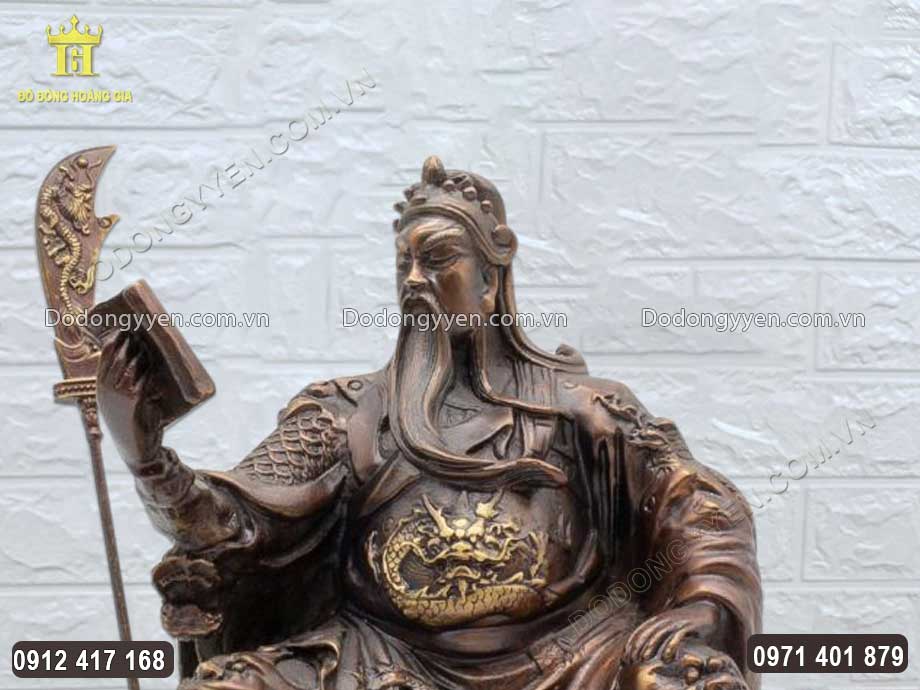 Gương mặt Ng&agrave;i được chạm khắc v&ocirc; c&ugrave;ng dữ tợn, oai nghi&ecirc;m